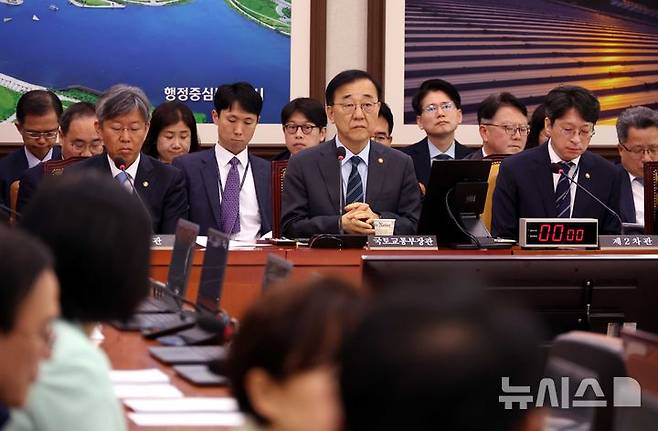 [서울=뉴시스] 김윤덕 국토교통부 장관이 지난달 16일 오전 서울 여의도 국회에서 열린 국토교통위원회 전체회의에서 의원 질의를 듣고 있는 모습. (사진= 뉴시스 DB) photo@newsis.com