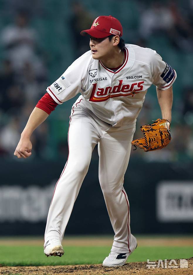 [인천=뉴시스] 최진석 기자 = 15일 인천 SSG랜더스필드에서 열린 2026 KBO리그 두산 베어스와 SSG 랜더스의 경기, 9회초 SSG 조병현이 역투하고 있다. 2026.04.15 myjs@newsis.com