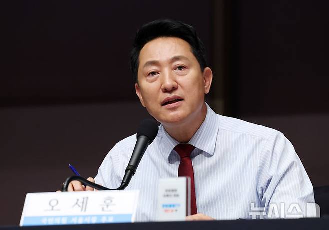 [서울=뉴시스] 전신 기자 = 오세훈 국민의힘 서울시장 후보가 20일 서울 중구 프레스센터에서 열린 관훈토론회에서 패널 질의에 답변하고 있다. 2026.05.20. photo1006@newsis.com