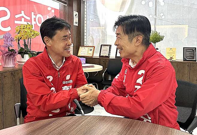 [횡성=뉴시스] 이덕화 기자 = 국민의힘 임광식 횡성군수 예비후보가 20일 지역 발전을 위한 공감대를 형성하고 '도농 상생형 파크골프장' 공동 조성 방안을 논의하고 있다. 2026.05.20. wonder8768@newsis.com *재판매 및 DB 금지