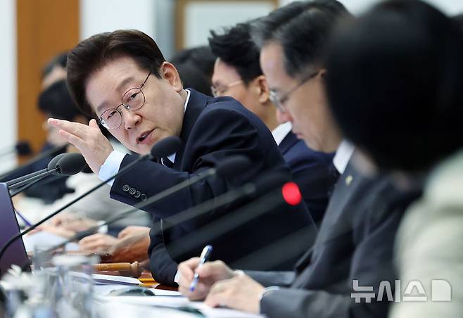 [서울=뉴시스] 고범준 기자 = 이재명 대통령이 20일 청와대에서 열린 제22회 국무회의 겸 제9차 비상경제점검회의에서 발언하고 있다. (청와대통신사진기자단) 2026.05.20. bjko@newsis.com