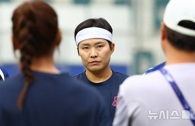 [수원=뉴시스] 황준선 기자 = 수원FC위민 지소연이 19일 경기 수원시 수원월드컵경기장 연습경기장에서 훈련을 하고 있다. 수원FC위민은 오는 20일 수원종합운동장에서 북한 내고향여자축구단과 2025~2026시즌 아시아축구연맹(AFC) 여자 챔피언스리그(AWCL) 4강전을 치른다. 2026.05.19. hwang@newsis.com