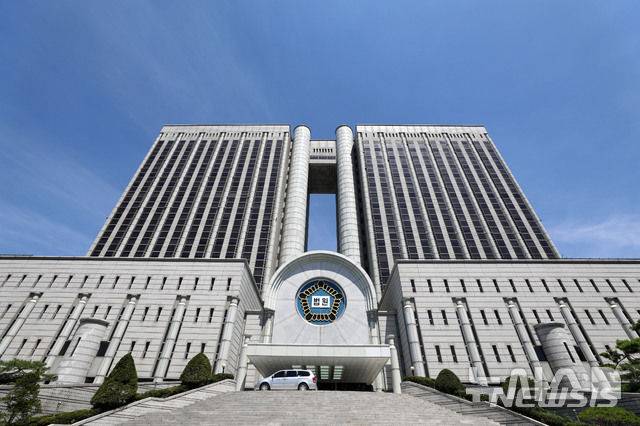 [서울=뉴시스] 서울중앙지법·서울고법이 위치하고 있는 서울 서초구 서울법원종합청사 본관의 모습. (사진=뉴시스DB). 2025.04.02. photo@newsis.com