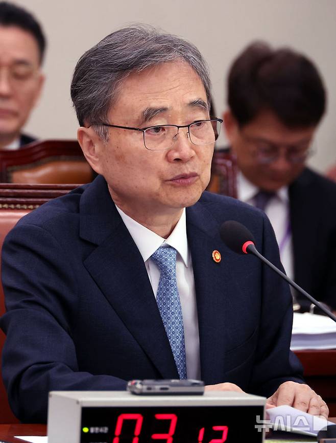 [서울=뉴시스] 조성봉 기자 = 조현 외교부 장관이 20일 오전 서울 여의도 국회에서 열린 외교통일위원회 전체회의에서 의원 질의에 답변하고 있다. 2026.05.20. suncho21@newsis.com