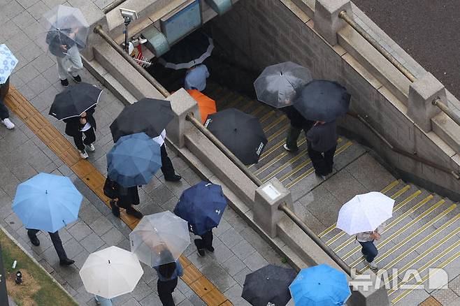 [서울=뉴시스] 권창회 기자 = 비가 내리는 20일 서울 중구 서울시청 인근에서 우산을 쓴 시민들이 우산을 쓰고 이동하고 있다. 2026.05.20. kch0523@newsis.com