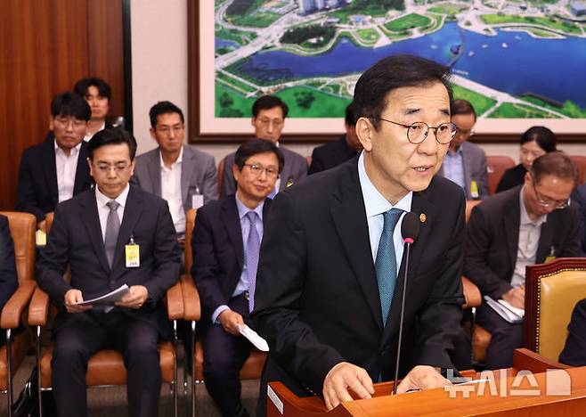 [서울=뉴시스] 김금보 기자 = 김윤덕 국토교통부 장관이 20일 오전 서울 여의도 국회 국토교통위원회에서 열린 GTX 삼성역 철근누락 관련 긴급현안질의에서 보고하고 있다. 2026.05.20. kgb@newsis.com