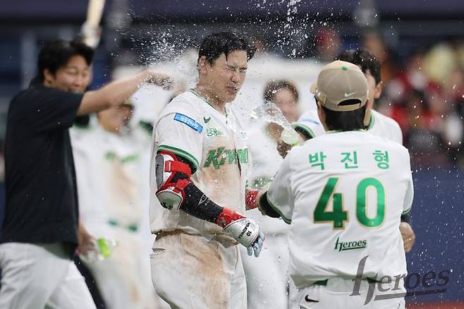 [서울=뉴시스] 프로야구 키움 히어로즈 김웅빈이 19일 고척스카이돔에서 열린 2026 신한 쏠 KBO리그 SSG 랜더스전에서 끝내기 홈런을 친 뒤 동료들의 축하를 받고 있다. (사진=키움 히어로즈 제공) 2026.05.19. *재판매 및 DB 금지