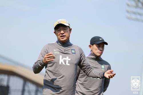 훈련 지휘하는 이민성 U-23 축구대표팀 감독(왼쪽). [대한축구협회 제공. 재판매 및 DB 금지]