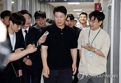 취재진 질문 받는 최승호 노조위원장 삼성그룹 초기업노동조합 삼성전자지부 최승호 위원장이 총파업 예고시점을 하루 앞둔 20일 정부세종청사 중앙노동위원회에서 열린 3차 사후조정 회의에 참석한 뒤 회의장을 나가며 취재진의 질문을 받고 있다. [연합뉴스 제공]