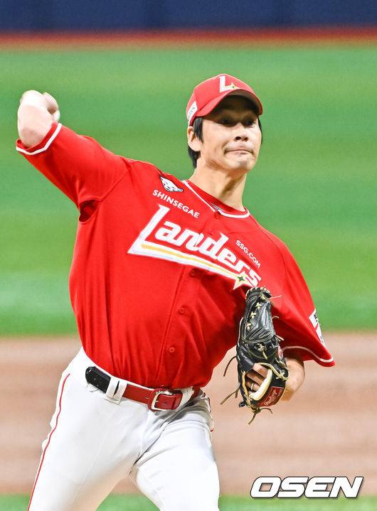 [OSEN=고척, 박준형 기자] 19일 오후 서울 고척스카이돔에서 2026 신한 SOL KBO 리그 키움 히어로즈와 SSG 랜더스의 경기가 진행됐다.이날 경기에서 키움은 박정훈을, SSG는 타케다를 선발투수로 내세웠다.1회말 SSG 선발투수 타케다가 역투하고 있다.      2026.05.19 / soul1014@osen.co.kr