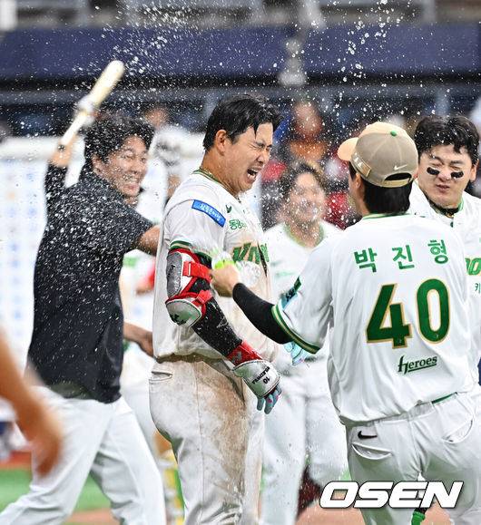 [OSEN=고척, 박준형 기자] 프로야구 키움 히어로즈가 짜릿한 끝내기 승리를 거뒀다.&nbsp;키움은 19일 서울 고척스카이돔에서 열린 ‘2026 신한은행 SOL Bank KBO리그’ SSG 랜더스와의 경기에서 7-6으로 승리했다. 최근 2연승 행진이다.경기종료 후 키움 김웅빈이 동료들의 축하 물세례를 받고 있다.   2026.05.19 / soul1014@osen.co.kr