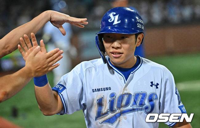 [OSEN=포항, 이석우 기자] 19일 포항야구장에서 2026 신한 SOL KBO 리그 삼성 라이온즈와 KT 위즈의 경기가 열렸다. 홈팀 삼성은 원태인이, 방문팀 KT는 보쉴리가 선발 출전했다. 삼성 라이온즈 김지찬이 7회말 무사 2,3루 이재현의 좌익수 앞 1타점 안타때 득점을 올리고 하이파이브를 하고 있다. 2026.05.19 / foto0307@osen.co.kr