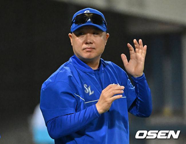 [OSEN=포항, 이석우 기자] 19일 포항야구장에서 2026 신한 SOL KBO 리그 삼성 라이온즈와 KT 위즈의 경기가 열렸다. 홈팀 삼성은 원태인이, 방문팀 KT는 보쉴리가 선발 출전했다. 삼성 라이온즈 박진만 감독이 KT 위즈에 10-2로 승리한 후 선수들에게 축하를 하고 있다. 2026.05.19 / foto0307@osen.co.kr