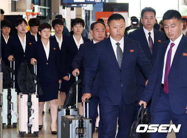 [OSEN=인천공항, 이대선 기자] 내고향여자축구단이 17일 오후 2025-2026시즌 아시아축구연맹(AFC) 여자 챔피언스리그(AWCL) 참가를 위해 인천국제공항을 통해 방남했다.수원FC위민과 내고향여자축구단은 오는 20일 수원종합운동장에서 2025-2026시즌 (AWCL) 준결승에서 격돌한다.내고향여자축구단 선수단이 입국장을 나가고 있다. 2026.05.17 /sunday@osen.co.kr