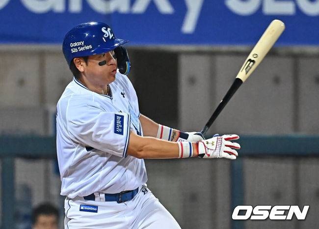 [OSEN=포항, 이석우 기자] 19일 포항야구장에서 2026 신한 SOL KBO 리그 삼성 라이온즈와 KT 위즈의 경기가 열렸다. 홈팀 삼성은 원태인이, 방문팀 KT는 보쉴리가 선발 출전했다. 삼성 라이온즈 강민호가 7회말 무사 1,3루 중견수 앞 1타점 안타를 치고 있다. 2026.05.19 / foto0307@osen.co.kr