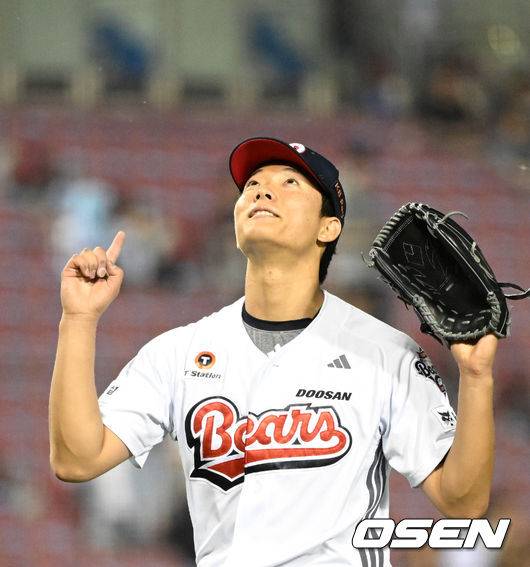 7회 완벽투 펼치고 마운드 내려오는 최민석