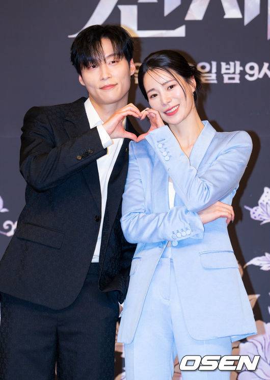[OSEN=민경훈 기자] 7일 오후 서울 양천구 목동 SBS 방송센터 SBS홀에서 SBS 새 금토드라마 '멋진 신세계' 제작발표회가 열렸다.'멋진 신세계'는 희대의 조선 악녀 영혼이 씌어 '악질' 해진 무명배우 신서리(임지연 분)와 자본주의가 낳은 괴물이라 불리는 악질 재벌 차세계(허남준 분)의 일촉즉발 전쟁 같은 로맨스 코미디 드라마다.배우 허남준과 임지연이 포즈를 취하고 있다. 2026.05.07 / rumi@osen.co.kr