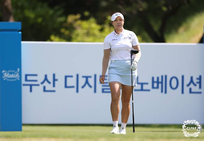 티샷을 마치고 이동하고 있는 김민솔. 사진 제공=KLPGA