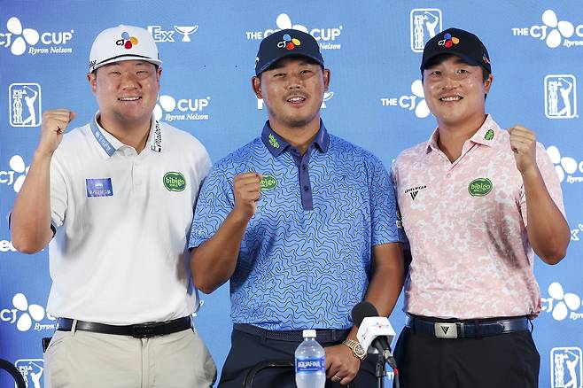 19일(현지 시간) 임성재(왼쪽부터), 김시우, 이경훈이 미국 텍사스주 매키니의 TPC 크레이그 랜치에서 열린 더 CJ컵 바이런 넬슨 기자회견에서 필승을 다짐하는 포즈를 취하고 있다. 사진 제공=CJ그룹