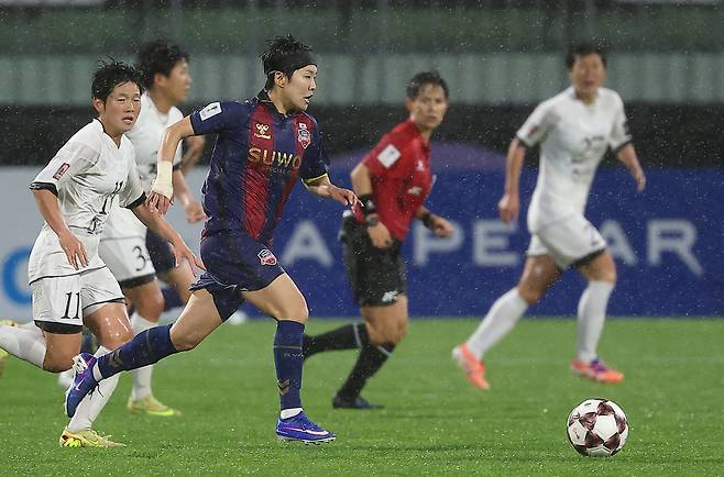 20일 수원 장안구 수원종합운동장에서 열린 아시아축구연맹(AFC) 여자 챔피언스리그(AWCL) 4강 수원FC 위민과 내고향여자축구단의 경기에서 수원 지소연이 공을 몰고 있다. 연합뉴스