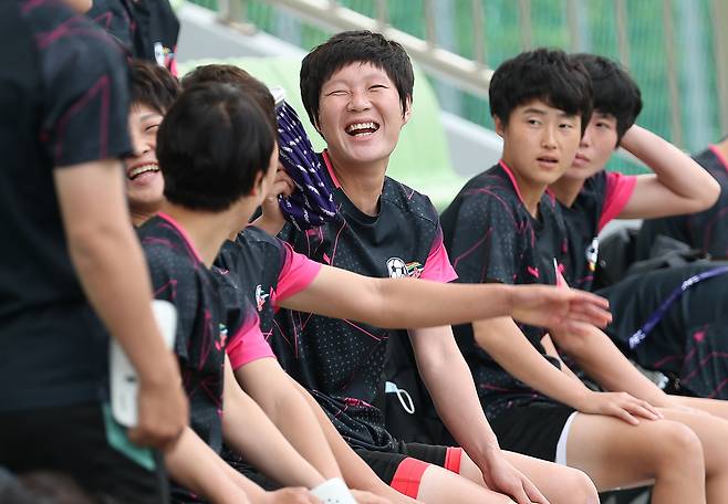 아시아축구연맹(AFC) 여자 챔피언스리그(AWCL) 4강 토너먼트에 출전하는 내고향여자축구단 선수들이 19일 수원 팔달구 수원월드컵경기장 보조경기장에서 훈련 준비를 하며 미소짓고 있다. 연합뉴스