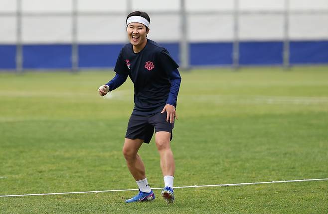 아시아축구연맹(AFC) 여자 챔피언스리그(AWCL) 4강 토너먼트에 출전하는 수원FC 위민 지소연이 19일 수원 팔달구 수원월드컵경기장 보조경기장에서 훈련하고 있다. 연합뉴스