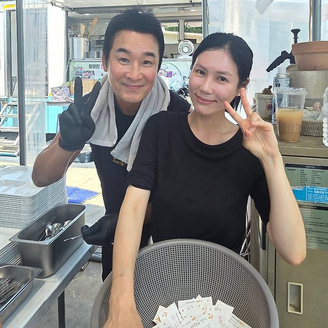 봉사 활동 중인 근황이 알려진 이창훈·김미정 부부. 쓰레드 계정 캡처