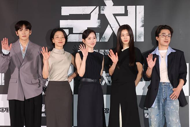 20일 서울 용산구 CGV 용산아이파크몰에서 열린 영화 ‘군체’ 언론시사회 및 기자간담회에서 배우들이 포즈를 취하고 있다. 왼쪽부터 지창욱, 김신록, 신현빈, 전지현, 구교환. 사진제공|연합뉴스