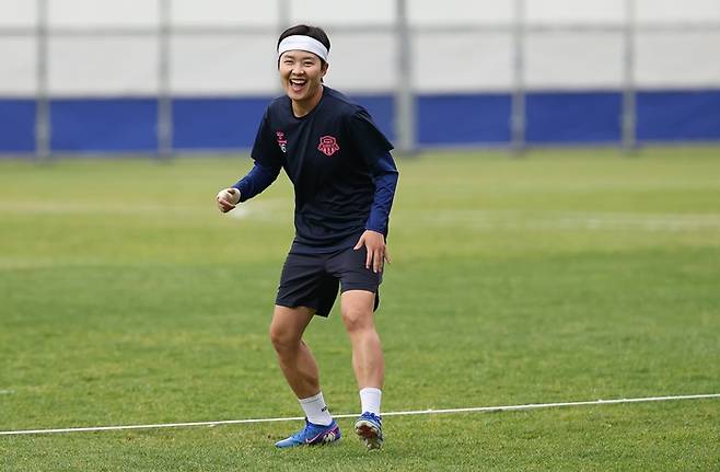 ▲ 아시아축구연맹(AFC) 여자 챔피언스리그(AWCL) 4강 토너먼트에 출전하는 수원FC 위민 지소연이 19일 수원 팔달구 수원월드컵경기장 보조경기장에서 훈련하고 있다. ⓒ연합뉴스
