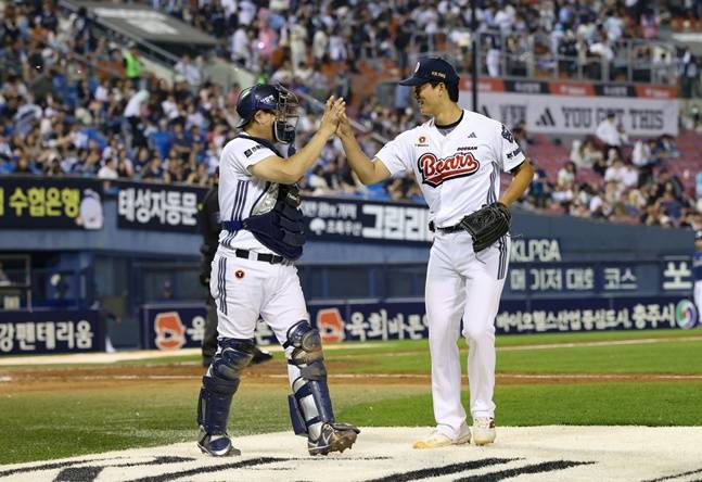 두산 베어스 투수 최민석(오른쪽)이 19일 서울 잠실야구장에서 열린 NC 다이노스와 2026 신한 SOL KBO리그 홈경기에 선발 등판해 이닝을 실점 없이 막아내고 양의지와 하이파이브를 하고 있다. /사진=두산 베어스 제공