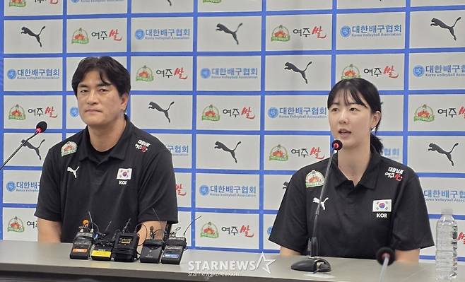 20일 서울 송파구 올림픽회관에서 열린 2026 한국 남·여 배구대표팀 감독 기자회견에 참석한 차상현(왼쪽) 여자대표팀 감독과 주장 강소휘. /사진=김명석 기자