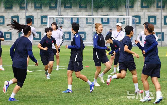 수원FC 위민 선수단이 내고향여자축구단과 경기 전 훈련하고 있다. /사진=뉴시스