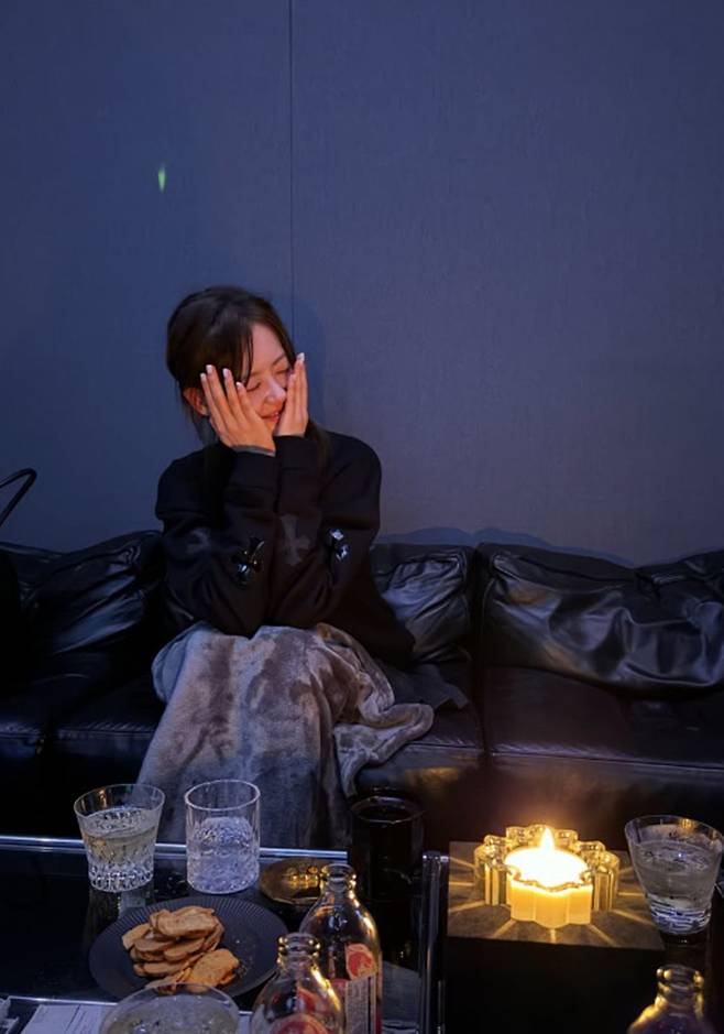 Actress Go Ah-ra showed off her unchanging doll-like visuals by posting recent photos on her social media, along with the news that her inner double eyelids have returned. In the released photos, Go Ah-ra displayed her natural beauty charm, revealing her dreamy eye color and distinct features.Go Ah-ra wore a black zip-up top and braided her hair to one side, creating a lovely atmosphere. In the photo where she gazes directly at the camera, her trademark mysterious eye color stood out even more.Even in photos taken indoors in a dim light, Go Ah-ra captivated attention by maintaining her clear skin and distinct features. Fans who saw this reacted positively to her beauty and her charming inner double eyelids.