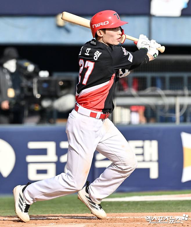 19일 오후 서울 송파구 잠실야구장에서 열린 '2026 신한 SOL Bank KBO리그' KIA 타이거즈와 두산 베어스의 경기, 8회초 2사 KIA 김호령이 우전안타를 날리고 있다. 엑스포츠뉴스 DB