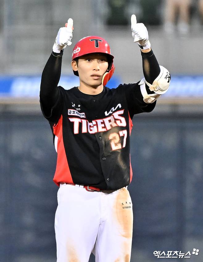 18일 오후 서울 송파구 잠실야구장에서 열린 '2026 신한 SOL Bank KBO리그' KIA 타이거즈와 두산 베어스의 경기, 8회초 1사 KIA 김호령이 2루타를 날리고 있다. 엑스포츠뉴스 DB