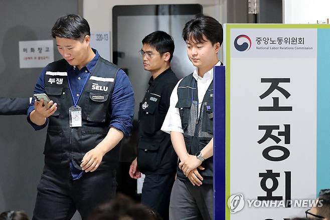 회의장에서 나오는 최승호 위원장 (세종=연합뉴스) 김주성 기자 = 삼성그룹 초기업노동조합 삼성전자지부 최승호 위원장이 20일 새벽 정부세종청사 중앙노동위원회에서 사후조정 회의를 마친 뒤 취재진에게 향하고 있다. 
    삼성전자 노사는 이날 새벽 시작된 3차 사후조정 회의를 오전 10시에 속개할 예정이다. 2026.5.20 [공동취재] utzza@yna.co.kr