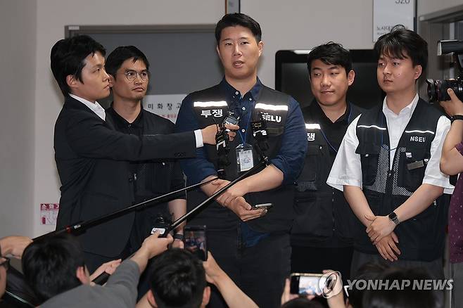 아직 합의에 이르지 못한 노사 (세종=연합뉴스) 김주성 기자 = 삼성그룹 초기업노동조합 삼성전자지부 최승호 위원장이 20일 새벽 정부세종청사 중앙노동위원회에서 사후조정 회의를 마친 뒤 나와 취재진에게 입장을 밝히고 있다. 
    삼성전자 노사는 이날 새벽 시작된 3차 사후조정 회의를 오전 10시에 속개할 예정이다. 2026.5.20 utzza@yna.co.kr