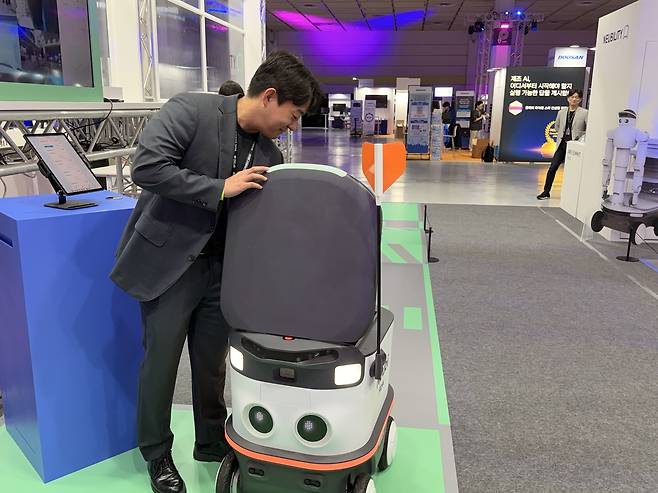 AWS 서밋 서울 2026 20일 서울 코엑스 'AWS 서밋 서울 2026' 피지컬 AI 존에서 뉴빌리티의 자율주행 배달 로봇 'Neubi Flow'가 행사장을 주행하고 있다. [권하영 촬영]