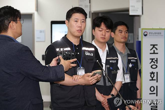 노사협상 결렬...노조, 예정대로 총파업 (세종=연합뉴스) 김주성 기자 = 삼성그룹 초기업노동조합 삼성전자지부 최승호 위원장이 총파업 예고시점을 하루 앞둔 20일 정부세종청사 중앙노동위원회에서 열린 3차 사후조정 회의를 마친 뒤 노사협상 결렬 과정을 설명한 뒤 총파업 강행 입장을 밝히고 있다. 2026.5.20 utzza@yna.co.kr