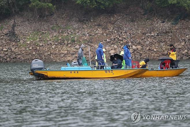 소양호 붕어 집단 폐사 원인은 (인제=연합뉴스) 박영서 기자 = 20일 강원 인제군 소양호 상류에서 국립환경과학원과 원주지방환경청 등 기후에너지환경부 산하기관 관계자들이 어민들과 함께 집단 폐사가 나타난 소양호 상류 곳곳을 둘러보며 수질을 측정하고 있다. 2026.5.20 conanys@yna.co.kr