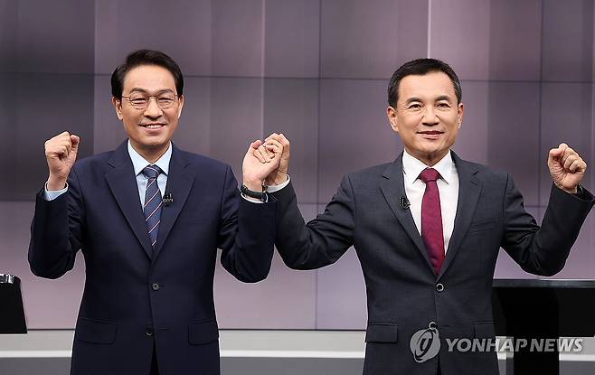 손잡은 우상호·김진태 강원도지사 후보 [연합뉴스 자료사진]