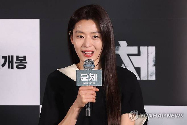인사말하는 전지현 (서울=연합뉴스) 강민지 기자 = 배우 전지현이 20일 서울 용산구 CGV 용산아이파크몰에서 열린 영화 '군체' 언론시사회 및 기자간담회에서 인사말을 하고 있다. 2026.5.20 mjkang@yna.co.kr