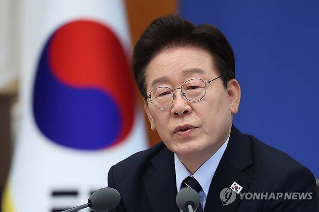 발언하는 이재명 대통령 (서울=연합뉴스) 김도훈 기자 = 이재명 대통령이 20일 청와대에서 열린 국무회의 겸 비상경제점검회의에서 발언하고 있다. 2026.5.20 superdoo82@yna.co.kr
