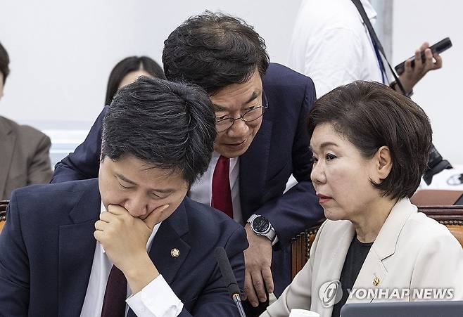 대화하는 국민의힘 행안위원들 (서울=연합뉴스) 황광모 기자 = 18일 국회에서 열린 행정안전위원회 전체 회의에서 국민의힘 서범수 간사(가운데)와 이날 행안위에 새롭게 보임한 조은희 의원(오른쪽)이 대화하고 있다.
    이날 행안위는 GTX-A 노선 삼성역 철근 누락 사건과 감사의 정원에 대한 현안 질의를 위해 열렸지만, 국민의힘 의원들의 민주당 정원오 서울시장 후보의 폭행 사건 의혹 제기와 민주당 의원들의 국민의힘 오세훈 서울시장 후보의 시장 재직 당시 철근 누락과 부실 공사 은폐 의혹이 충돌하면서 서울시장 선거 대리전 양상으로 진행됐다. 2026.5.18 hkmpooh@yna.co.kr