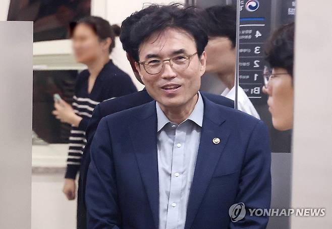 삼성 노사 교섭 장소 들어가는 고용노동부 차관 (수원=연합뉴스) 홍기원 기자 = 권창준 고용노동부 차관이 20일 삼성전자 노사 교섭장인 경기 수원시 경기지방고용노동청으로 들어가고 있다. 2026.5.20 [공동취재] xanadu@yna.co.kr