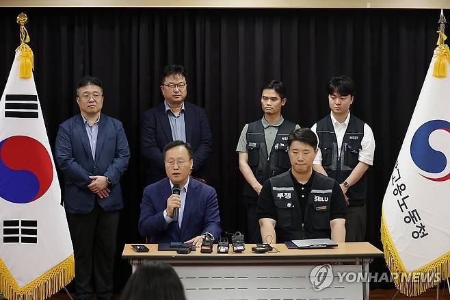 삼성전자 파업 유보 (수원=연합뉴스) 홍기원 기자 = 20일 경기도 수원시 장안구 경기고용노동청에서 열린 삼성전자 임금협상을 마친 후 여명구 삼성전자 DS(디바이스솔루션·반도체 사업 담당) 피플팀장과 최승호 삼성그룹 초기업노동조합 삼성전자지부 위원장이 잠정 합의안에 서명한 후 기자회견을 하고 있다. 2026.5.20 [공동취재] xanadu@yna.co.kr