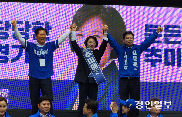 21일 성남시 분당구 서현역 5번출구 로데오거리에서 추미애 더불어민주당 경기도지사 후보와 정청래 대표, 김병욱 성남시장 후보가 유세차에서 시민들에게 인사하고 있다. 2026.5.21 /김태강 기자 think@kyeongin.com