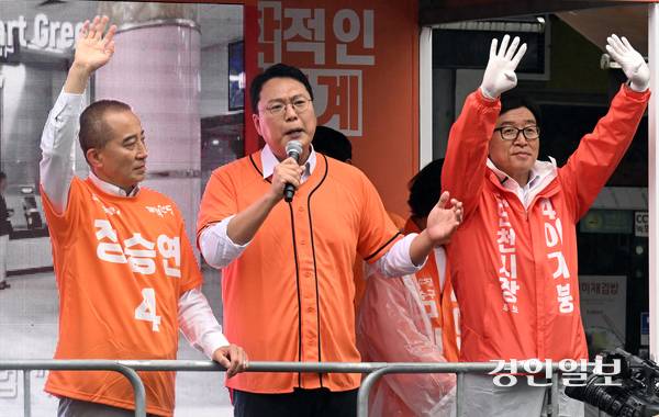 21일 인천 연수구 옥련시장 입구 사거리에서 천하람 개혁신당 원내대표가 이기붕 인천시 출정식에서 지지연설을 하고 있다. /조재현기자 jhc@kyeongin.com