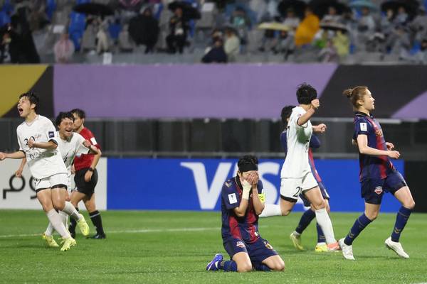 지난 20일 수원종합운동장에서 열린 아시아축구연맹(AFC) 여자 챔피언스리그(AWCL) 4강 수원FC 위민과 내고향여자축구단의 경기에서 수원FC의 지소연이 동점 찬스에서 페널티킥을 실축한 뒤 아쉬워하고 있다. 2026.5.20 /연합뉴스