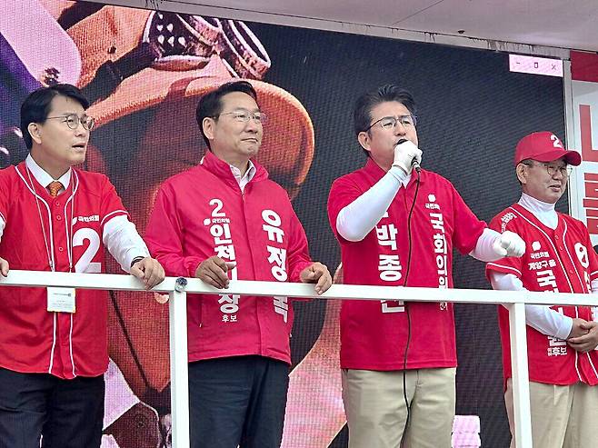 ▲ 21일 공식 선거운동이 시작된 가운데, 유정복 인천시장 후보와 박종진 국회의원 후보를 비롯한 국민의힘 관계자들이 인천 계양구에서 합동 유세를 펼치며 본격적인 선거전에 돌입했다. /강현서 수습기자 tounou@incheonilbo.com